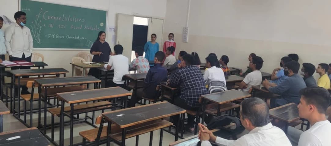 Maharashtriya Mandal college of commerce Classroom photo 1